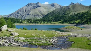 山间湖畔的宁静风光
