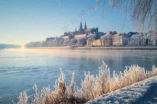 白霜覆盖河边对岸的城市城堡摄影图