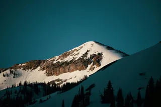 雪覆山巅的宁静之美