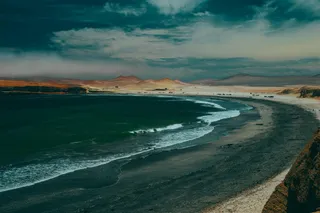 荒漠绿洲：神秘蓝绿海岸线