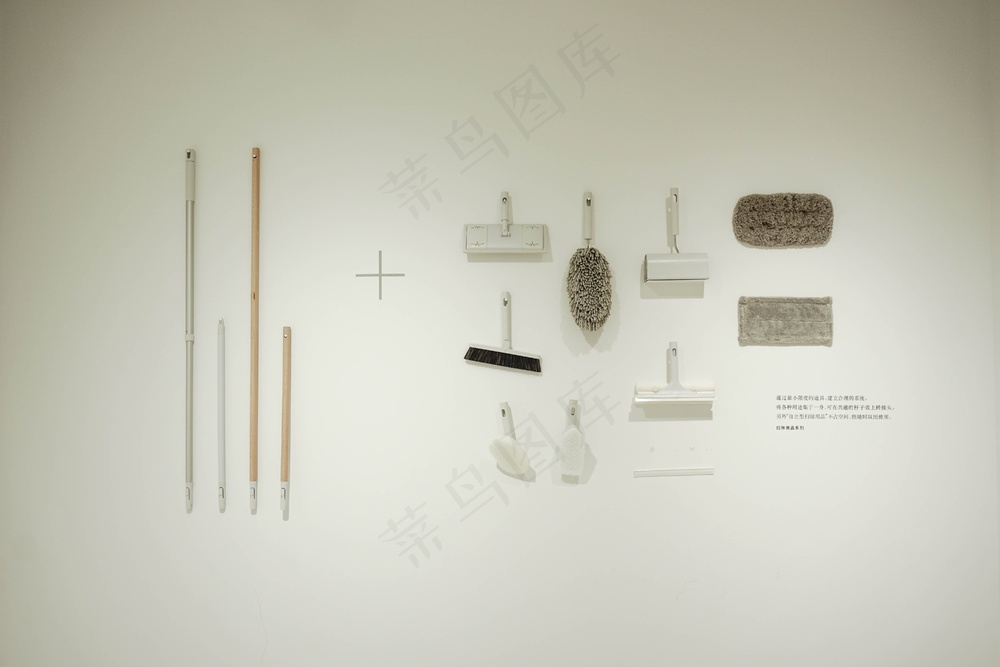 免费 白色表面上的白色刷子和拖把 素材图片