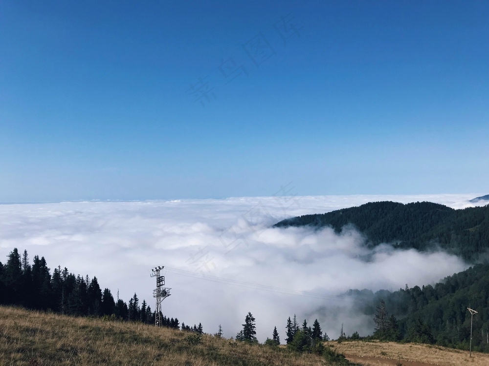 静谧山峦，云海蓝天