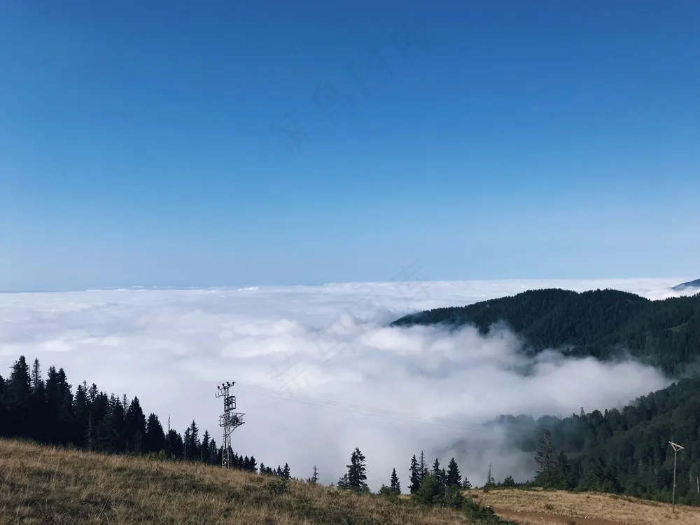 静谧山峦，云海蓝天