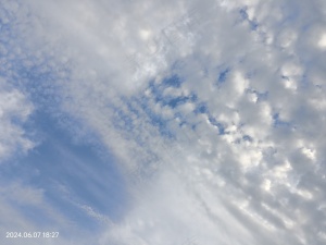 头顶上的蓝天白云