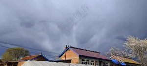 樱花白云村落