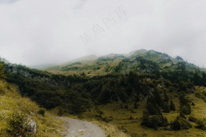 静谧山峦：复古色彩的自然风光