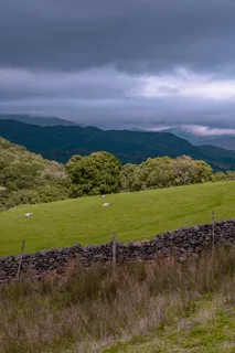 乌云下的翠绿丘陵
