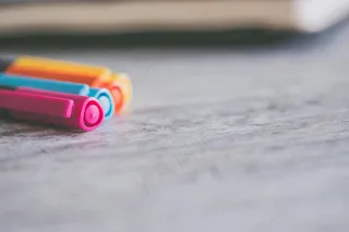 红色蓝色和橙色的彩色笔近处摄影