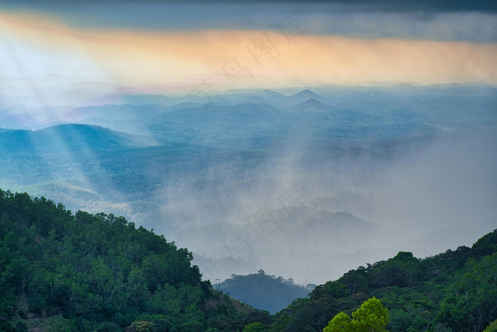 晨曦山峦：朦胧色彩与静谧氛围