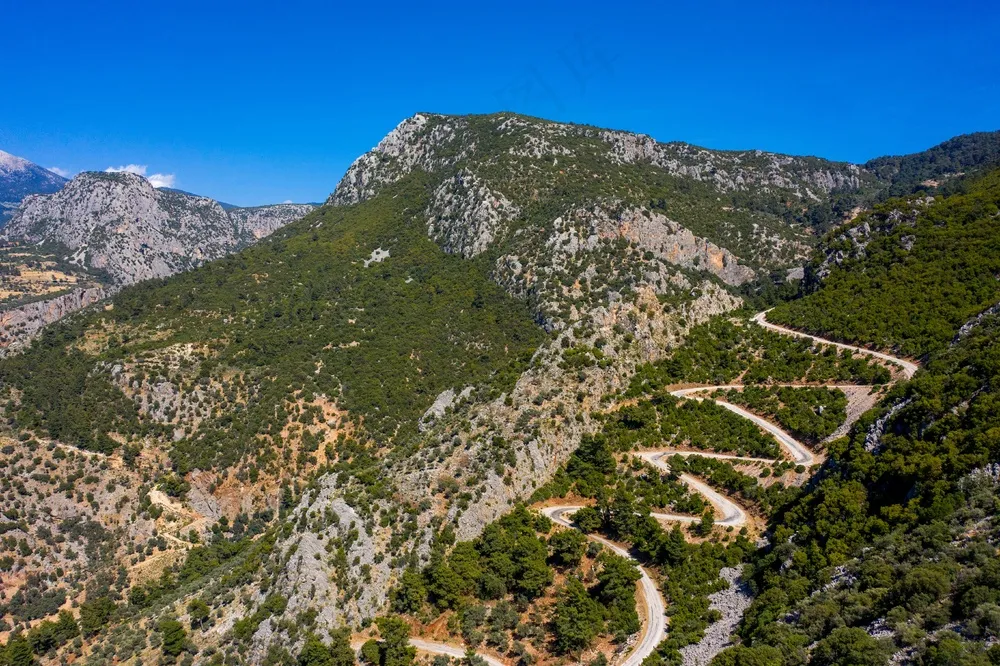 蔚蓝天空下，蜿蜒山路的静谧诗篇