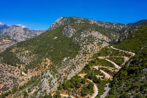 蔚蓝天空下,蜿蜒山路的静谧诗篇 蔚蓝天空下,蜿蜒山路的静谧诗篇