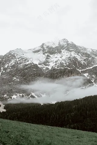 雪覆山川，云雾缭绕