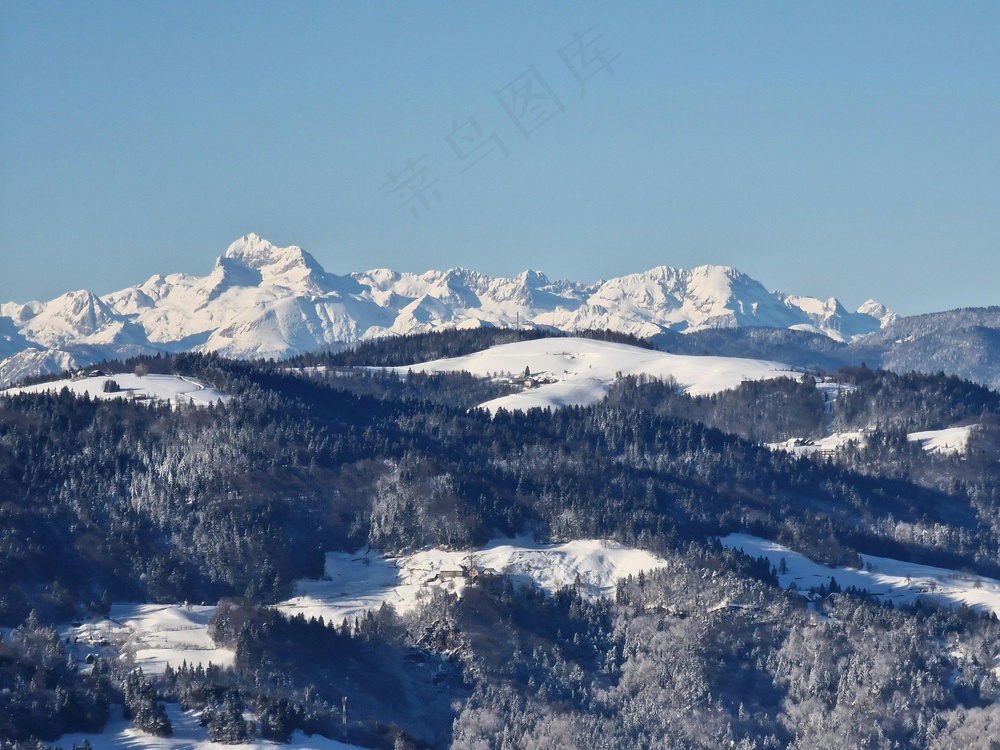雪域山峦，冬日静谧之蓝调画卷