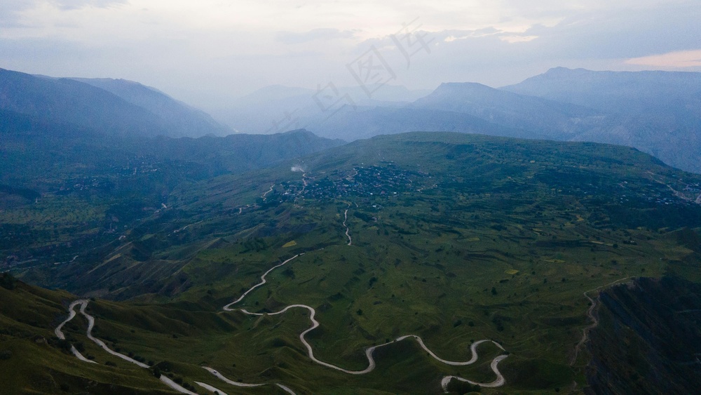 绿野山川静谧路·自然清幽风·蓝绿交织图·心灵疗愈照