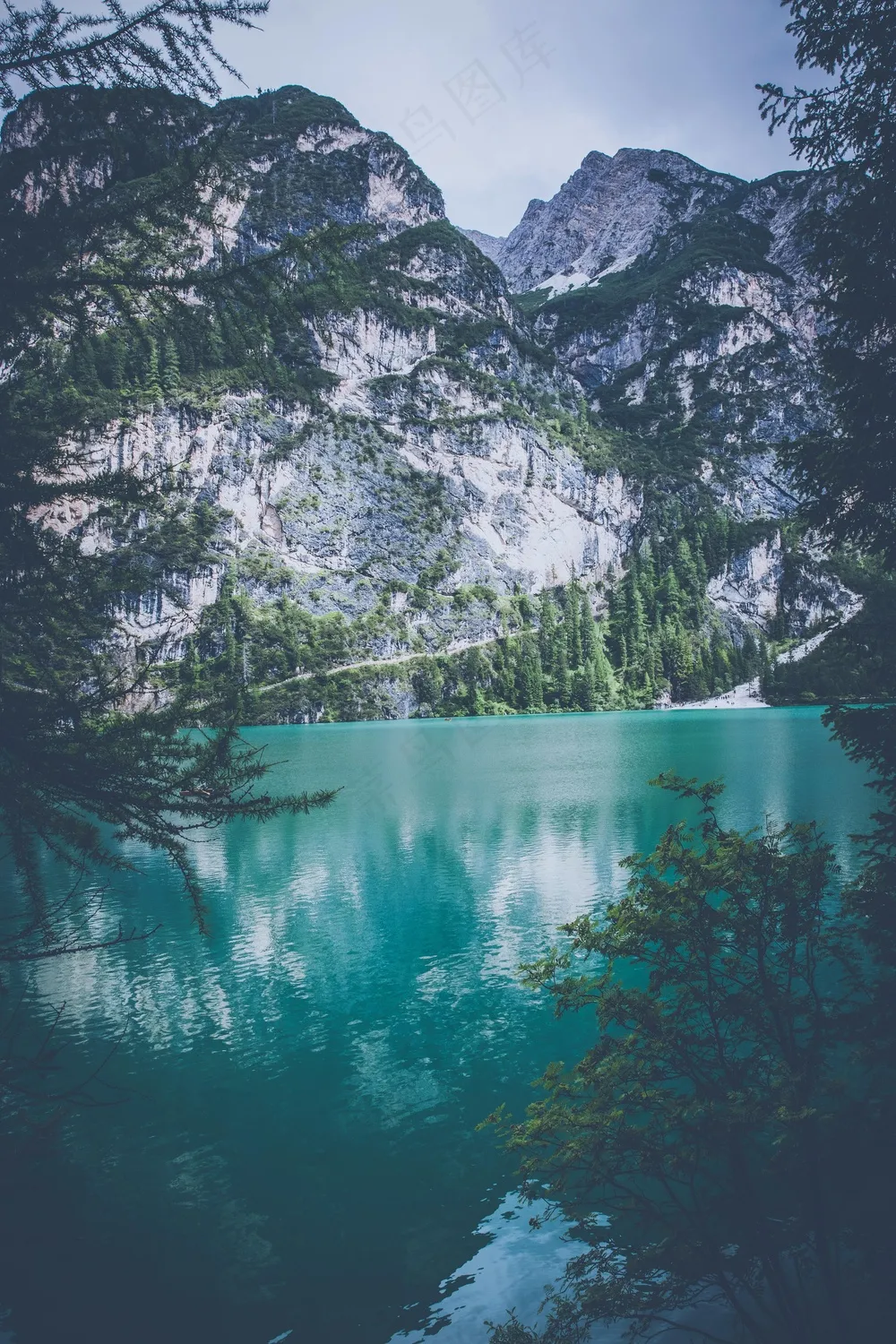 碧波倒映青山湖光