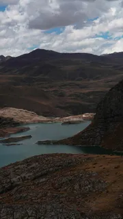 静谧山峦，蓝湖映云