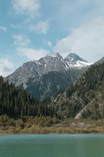 山间湖畔：自然的宁静