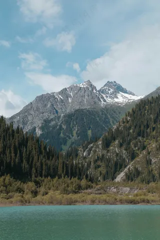 山间湖畔：自然的宁静