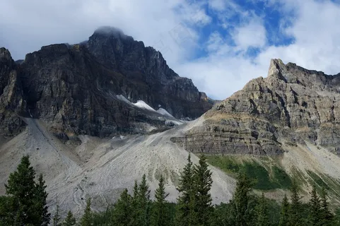 山间云雾缭绕的壮丽景色 山间云雾缭绕的壮丽景色