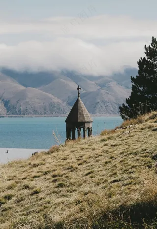 静谧山丘，湖水映云