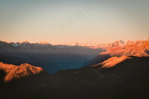 日落山脉原始景·灰蓝金韵自然图