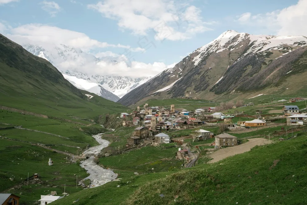 山谷中的宁静溪流