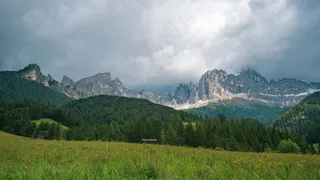 山间云海，绿意盎然