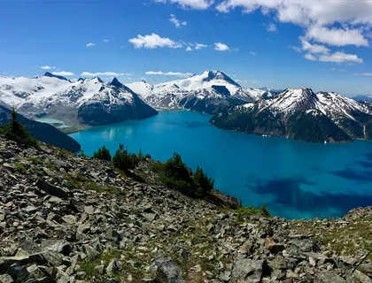 山巅碧湖的宁静风光