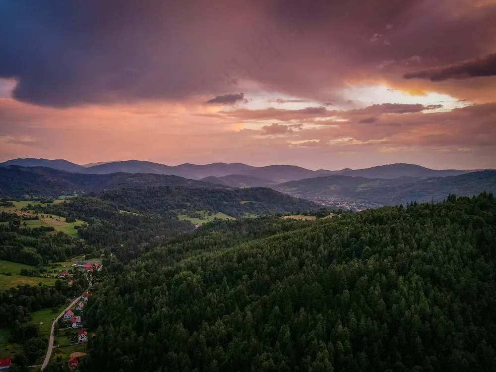 余晖映照的山脉和林地 余晖映照的山脉和林地