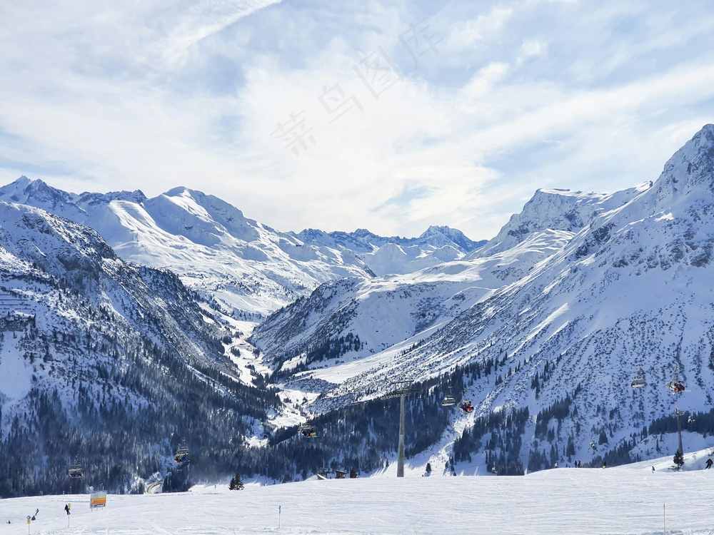 雪山缆车行，冬日运动情