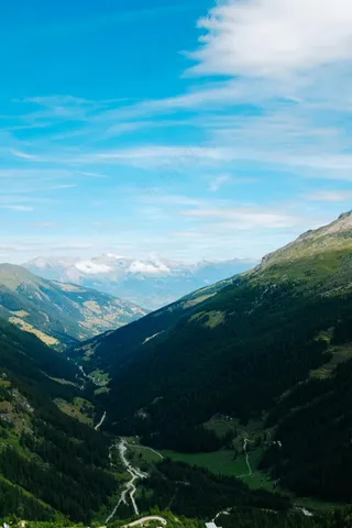 山谷间的宁静天空