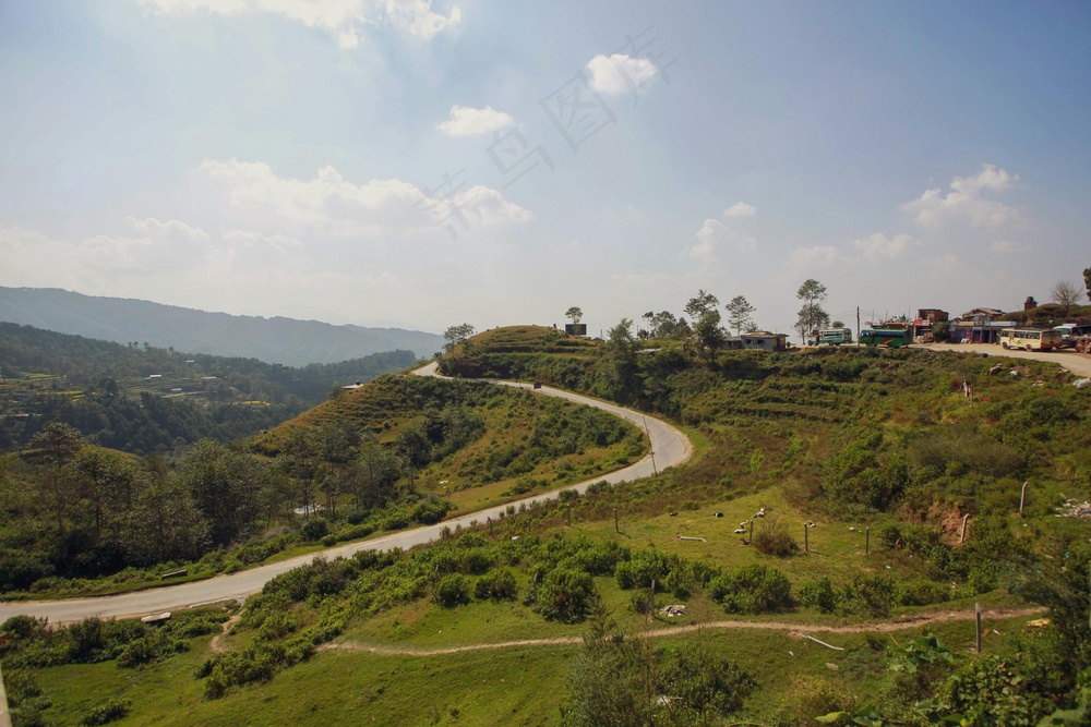 绿意盎然的山间蜿蜒道路风光