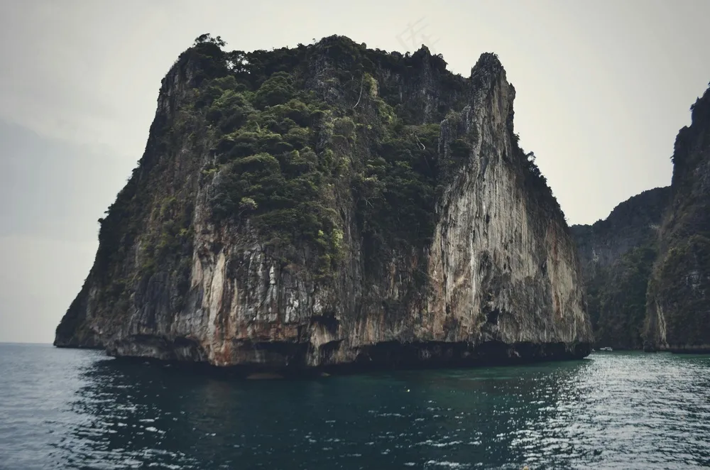 翠峰蓝海阴沉天·古朴静谧·蓝绿变幻·装饰画卷