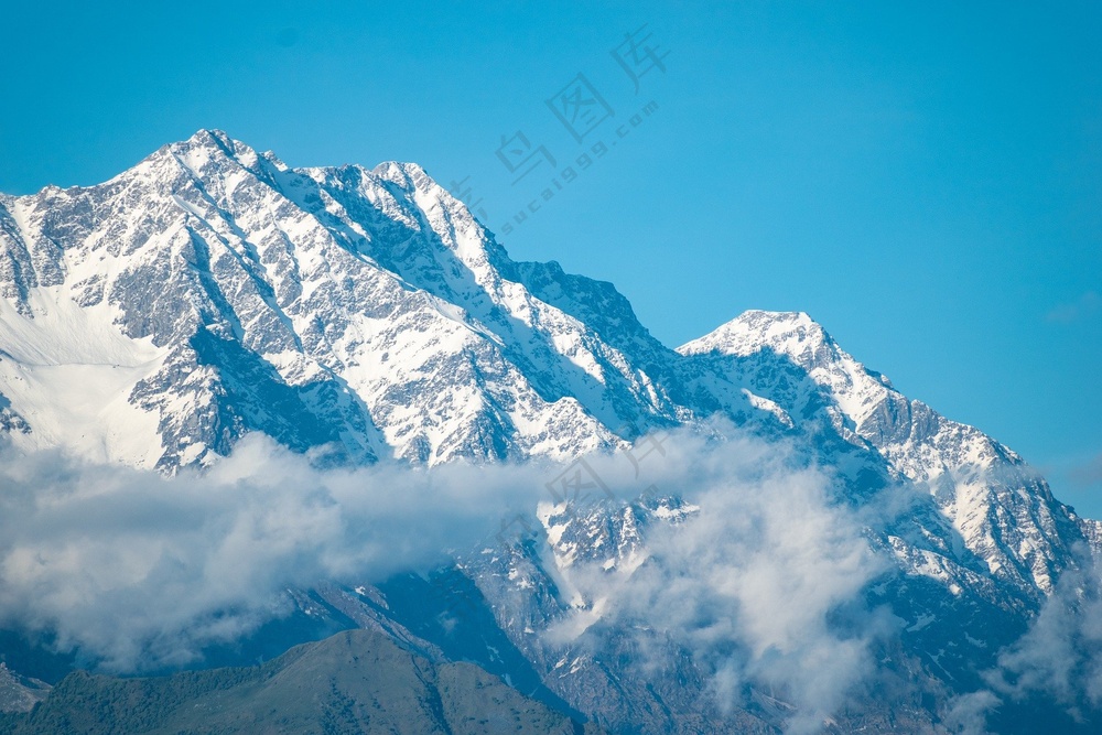 云雾缭绕雪域高山摄影图片