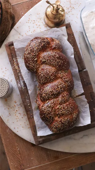 木制托盘上的白芝麻面包