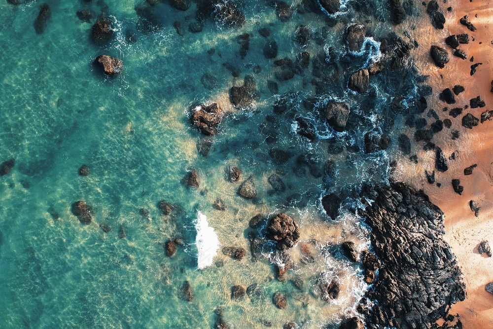 碧海金滩：航拍大自然的和谐乐章
