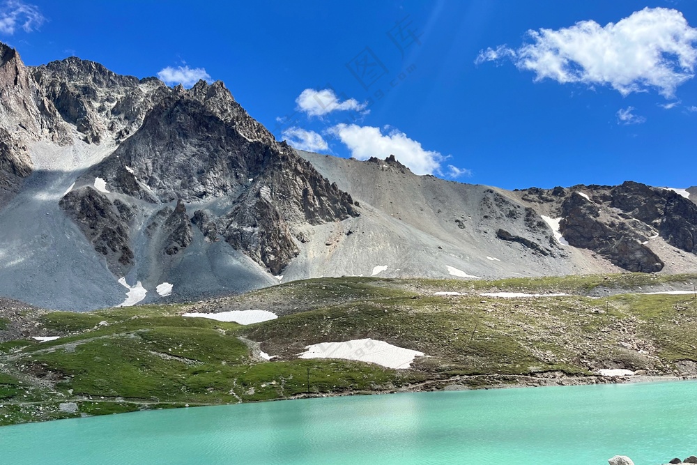 独库公路湖水西北风景
