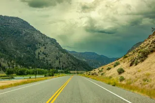 静谧山谷之旅：写实风格黄灰画卷