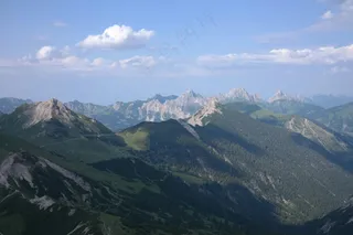 静谧山峦，蓝绿交织的自然画卷
