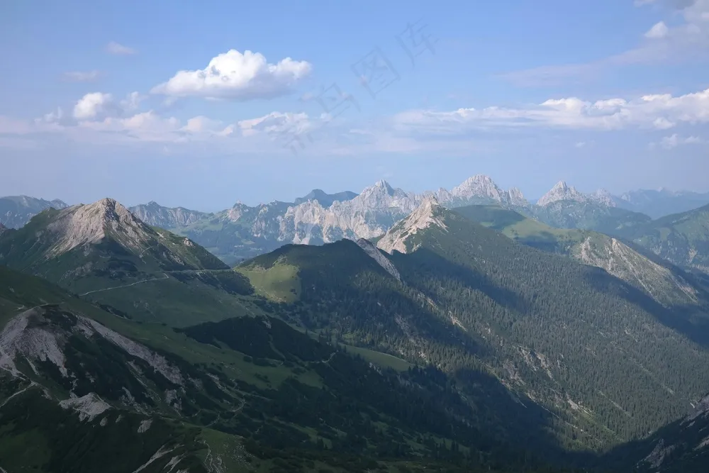 静谧山峦,蓝绿交织的自然画卷 静谧山峦,蓝绿交织的自然画卷