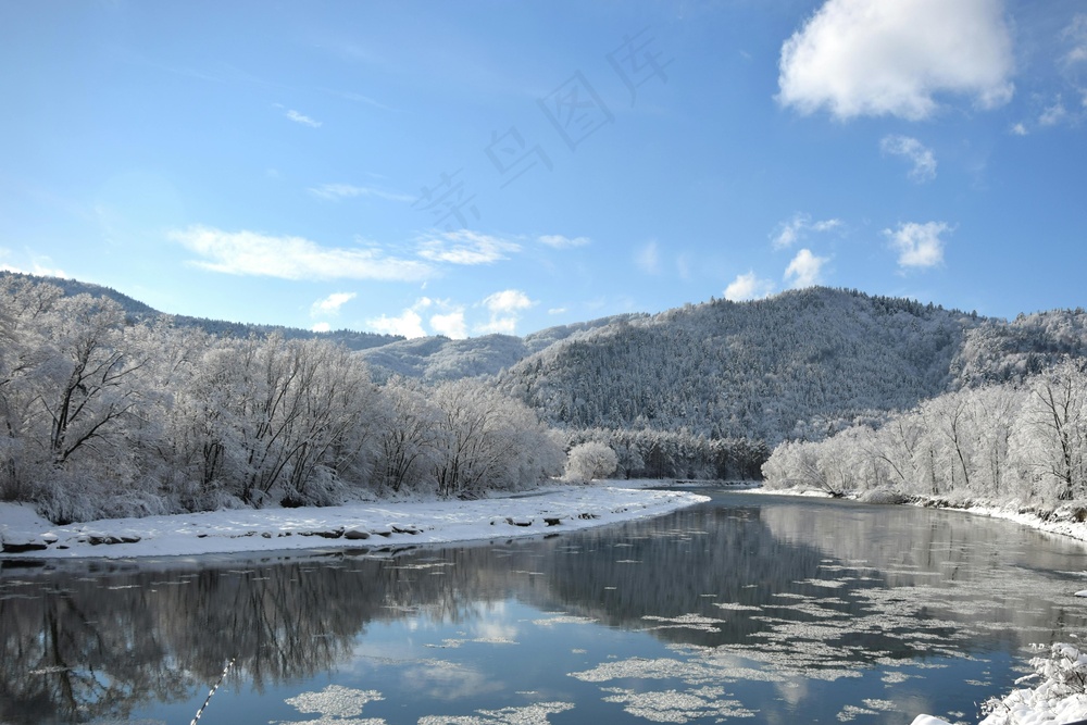 冬日静谧的山间湖泊