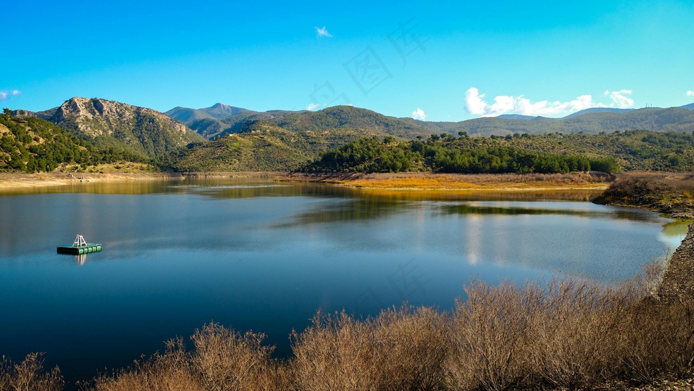 宁湖小舟悠远图·自然静谧风·蓝绿清新色·旅游风景照
