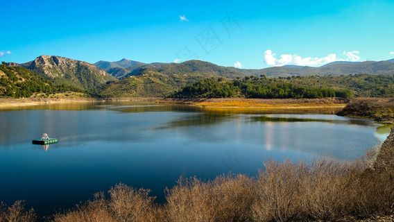 宁湖小舟悠远图·自然静谧风·蓝绿清新色·旅游风景照