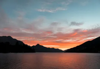 湖畔暮色温柔的云彩倒映