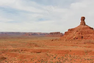 沙漠中的孤独小土丘