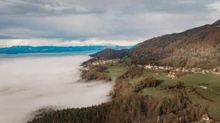 云雾山丘：航拍下的自然宁静