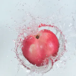动感水中水果红苹果 动感水中水果红苹果