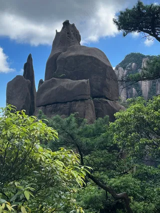 灰色奇异山石日志