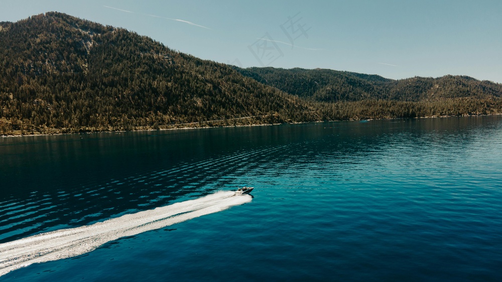 宁静湖光：航拍下的速度与激情