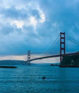 红桥云天雄伟景·静谧山水风·红白蓝画色·壁纸赏析图